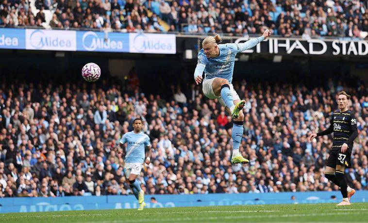 连续11场破门+刷爆英超神迹！哈兰德双响，曼城2-0埃弗顿追平枪手